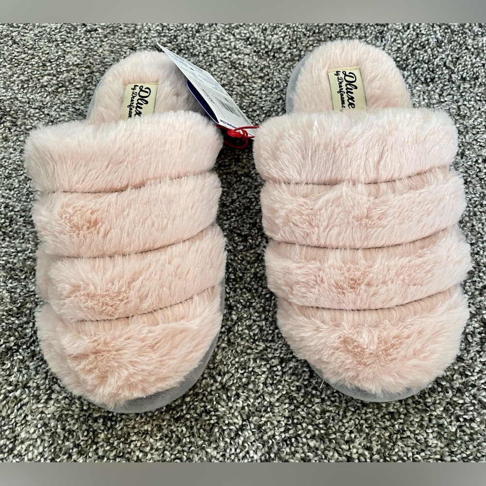 Deluxe by Dearfoam slippers. Size S (5-6) NWT